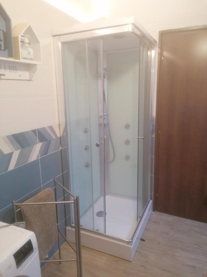 Emmanueli65 Fronte Clinica Per 5 Matrimoniale 2 Singoli 1 Divano Letto Piacenza Exterior photo