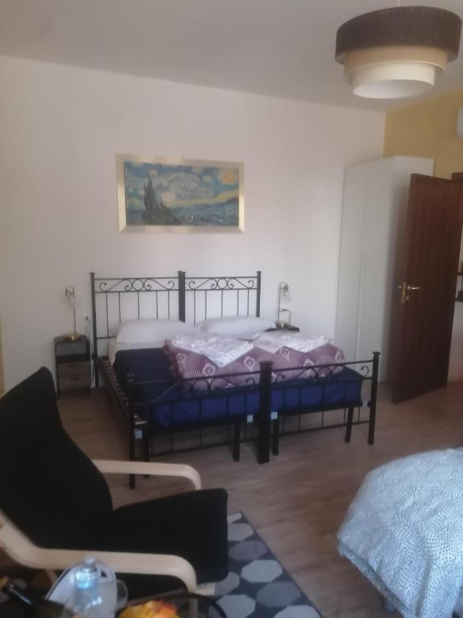 Emmanueli65 Fronte Clinica Per 5 Matrimoniale 2 Singoli 1 Divano Letto Piacenza Exterior photo